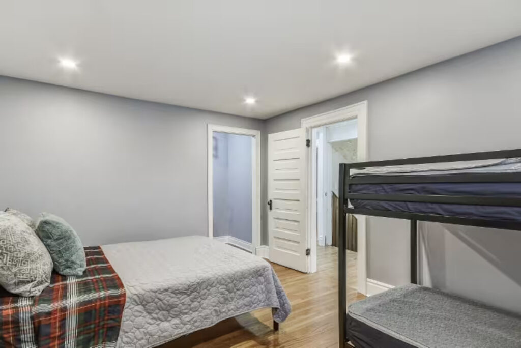Bedroom with bunk beds in a furnished Niagara Falls monthly rental