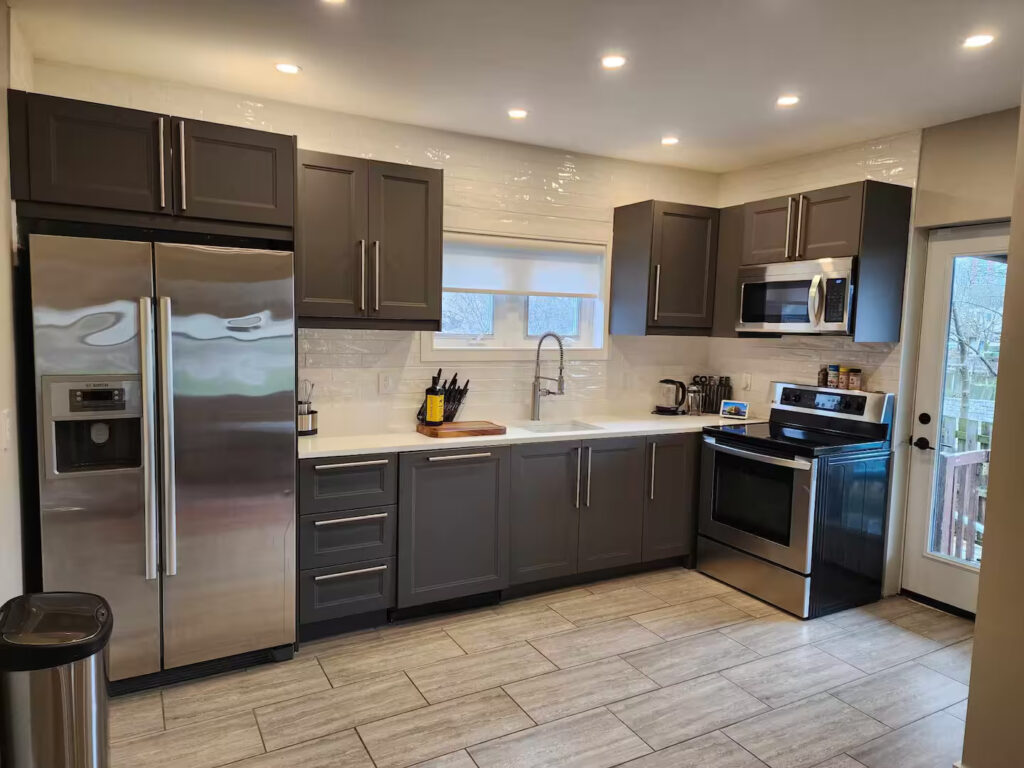 Fully equipped kitchen with stainless steel appliances in a Niagara Falls furnished rental